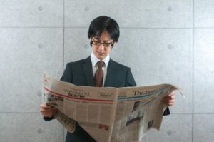 新聞を読んでいる男性